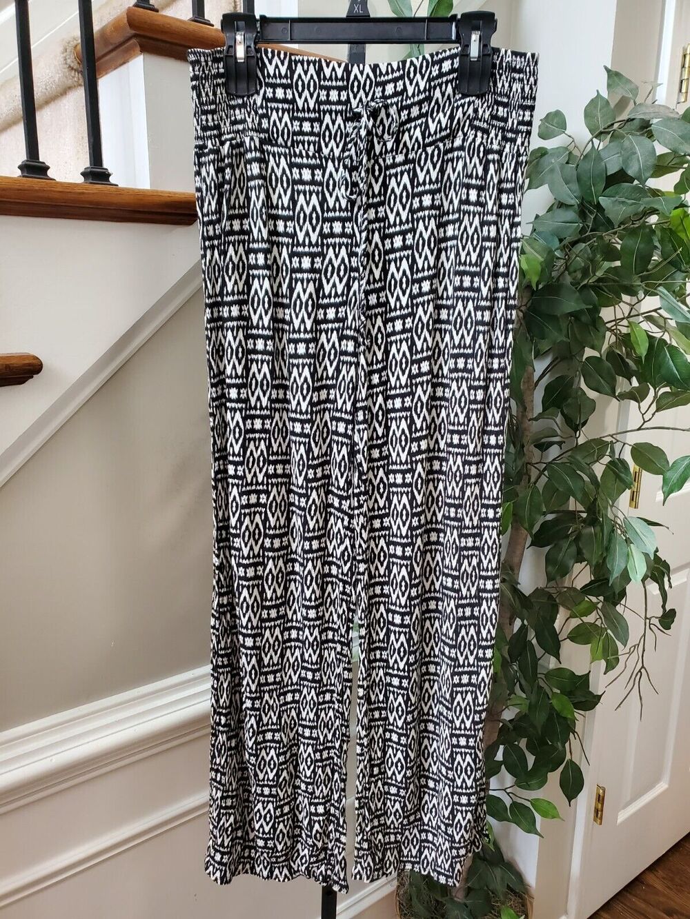 C. Wonder Women's Black & White Polyester Comfort Waist Pull On Trouser Pant L